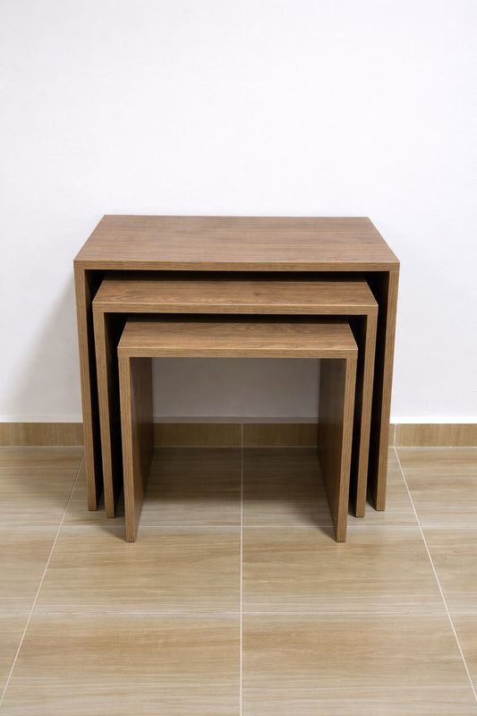 ثلاث طاولات خشب